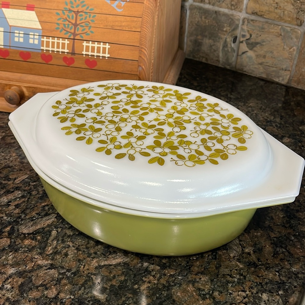 Pyrex Verde 2.5 Qt Casserole with lid. Vintage 60s & 70s in Avocado Green